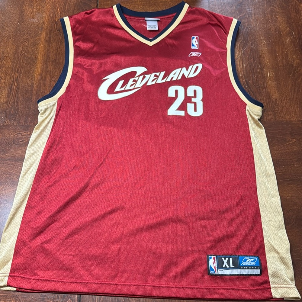 Men’s LeBron James Cleveland Cavaliers Reebok Jersey 2000s - Size XL